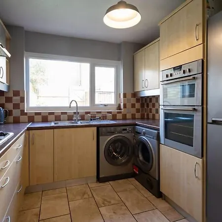 Cozy 3 Bed Garden House בריסטול
