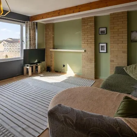 Cozy 3 Bed Garden House *