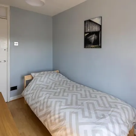 Cozy 3 Bed Garden House