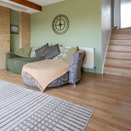 Cozy 3 Bed Garden House